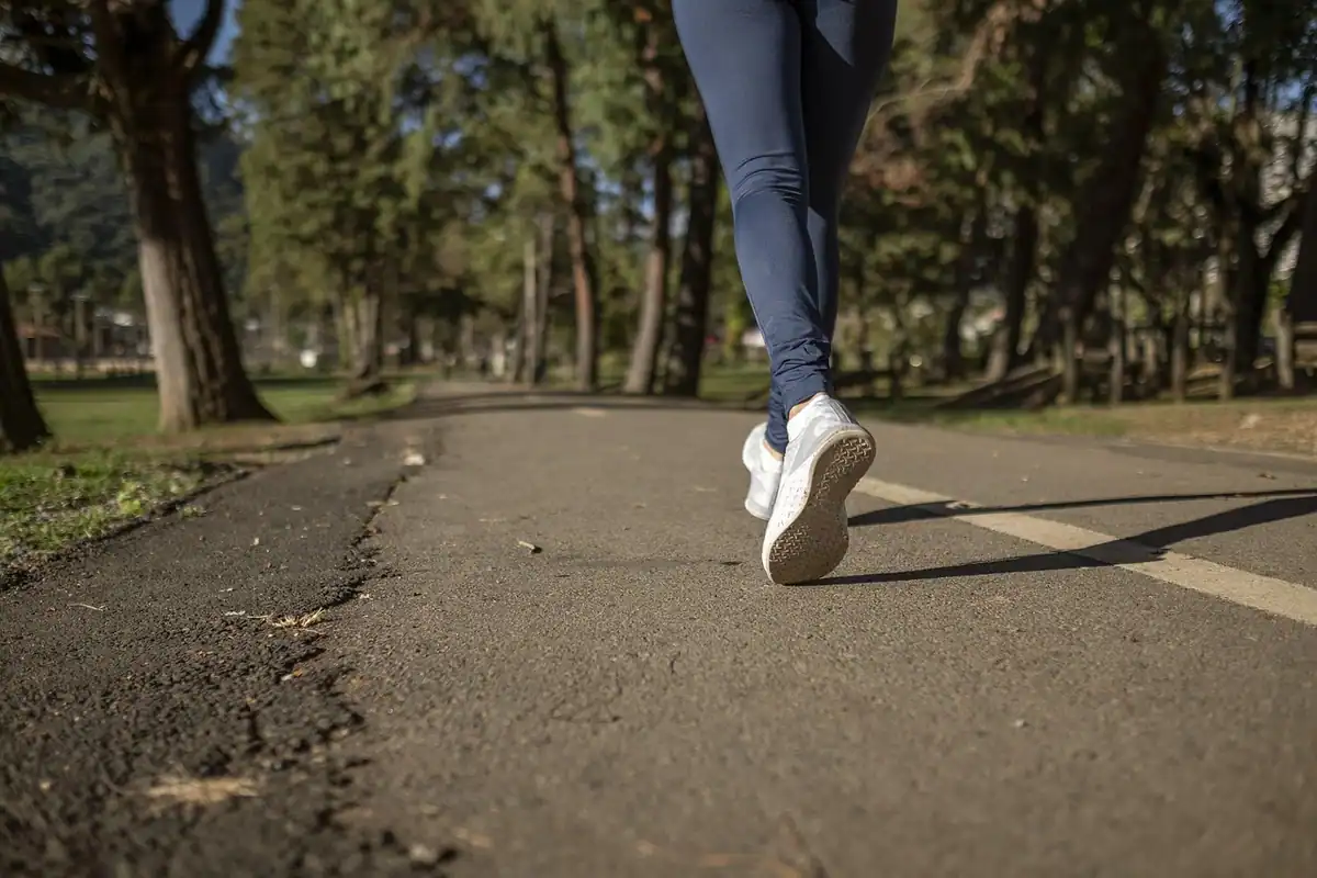 Pantofi de alergare pe o potecă de trail, pregătiți pentru un antrenament în aer liber