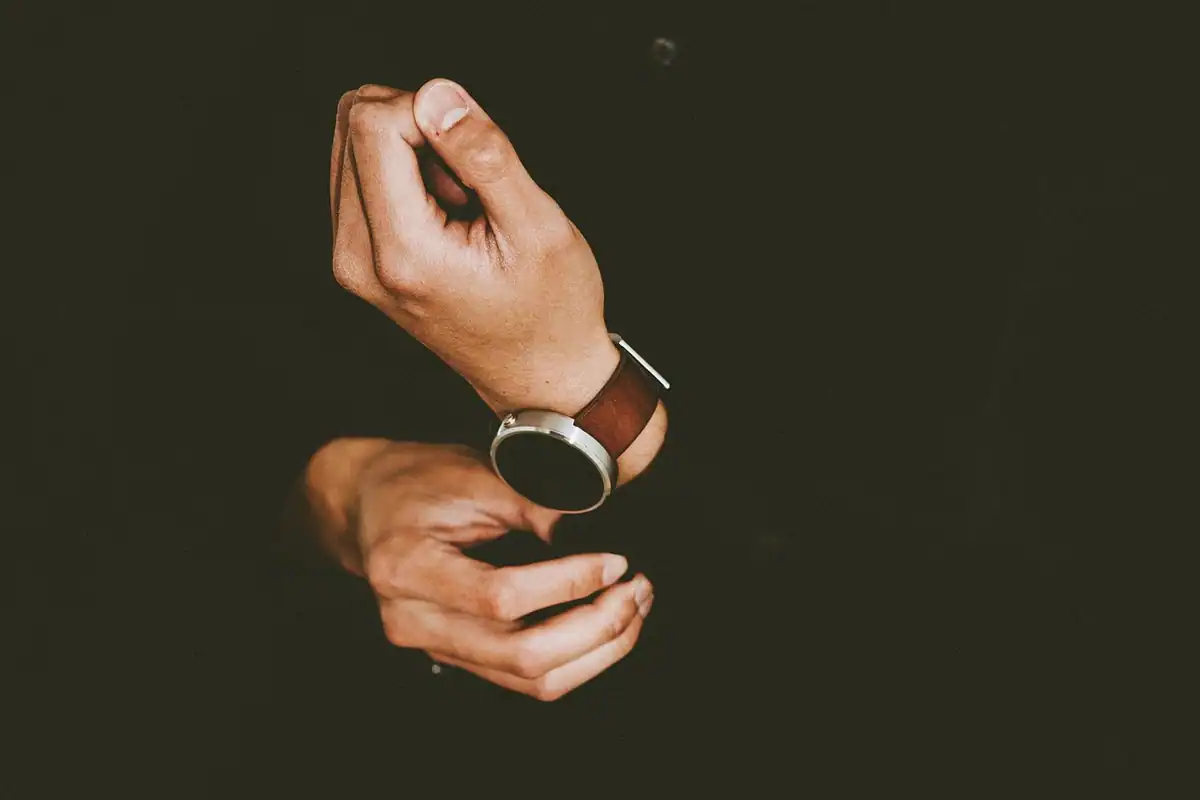 Ceas sport cu GPS purtat la încheietura mâinii pe un traseu de alergare în natură