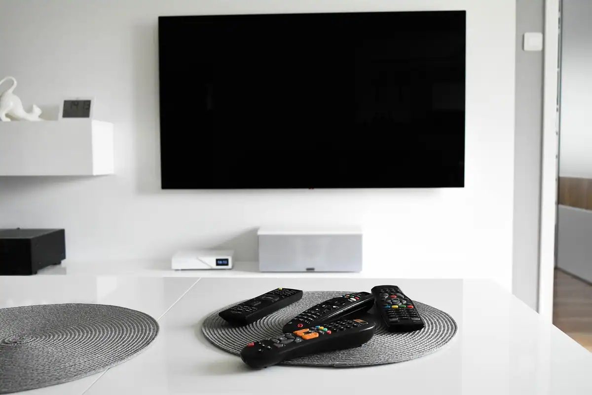 Boxă wireless așezată pe o suprafață din lemn, văzută de aproape