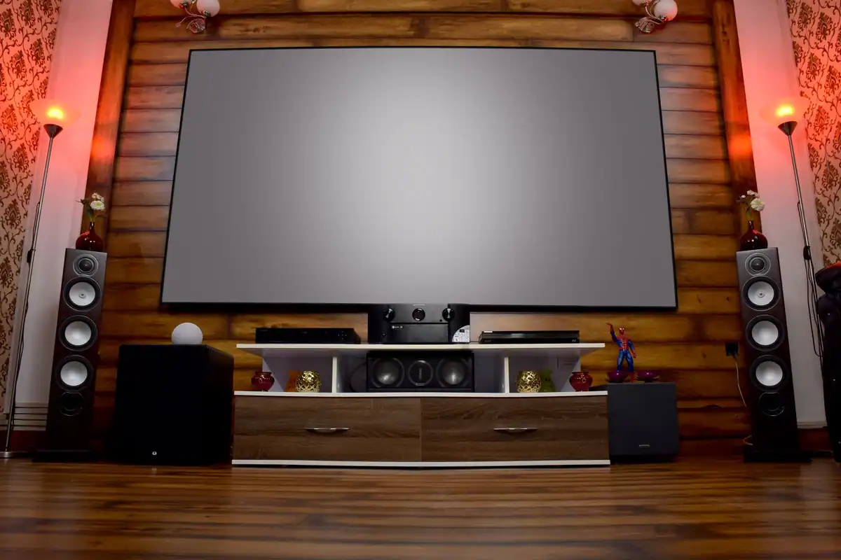 Cameră cu ecran mare, sistem audio și decor, pentru vizionare acasă