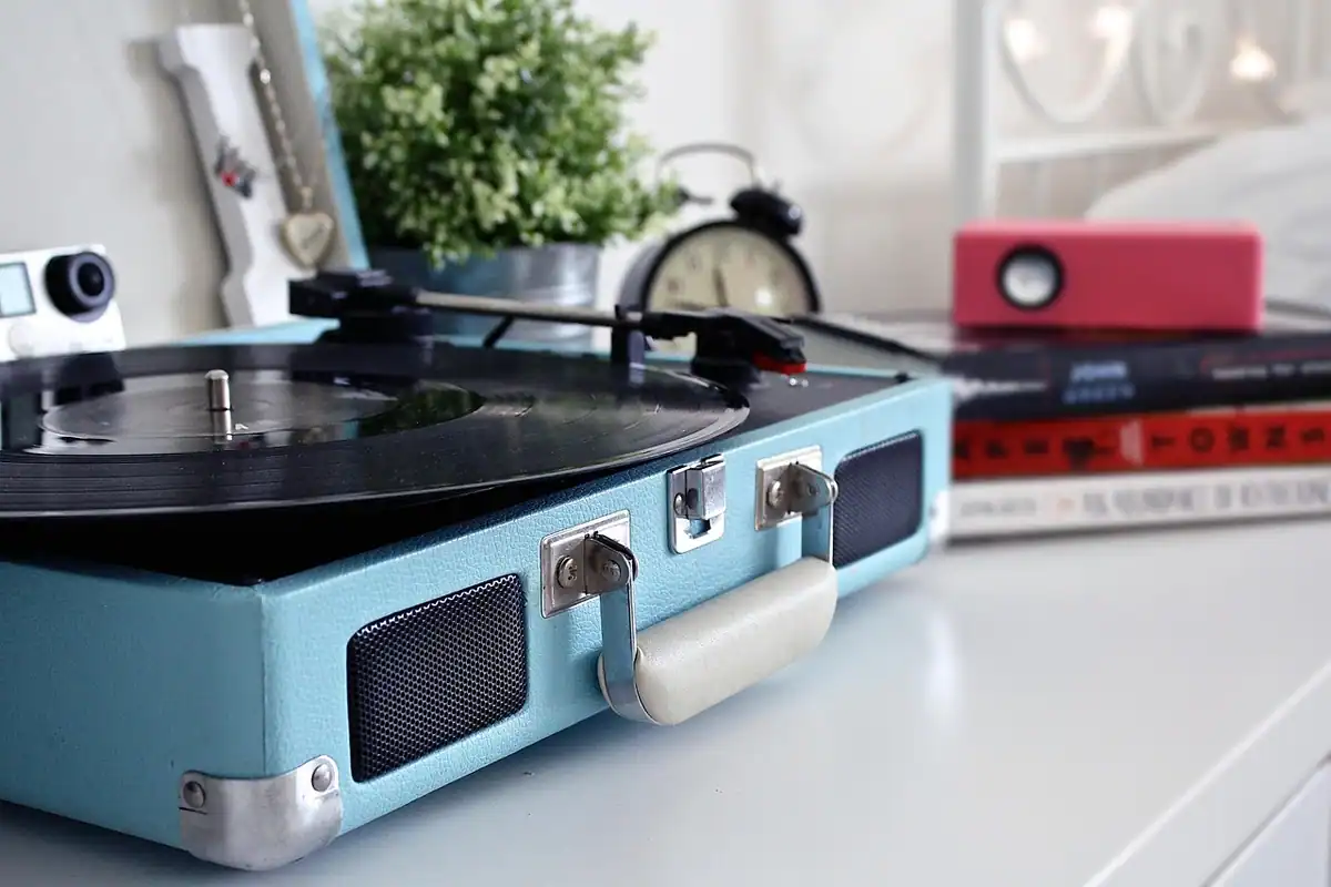 Două boxe portabile Bluetooth așezate pe un raft, pregătite pentru sunet stereo la petrecere