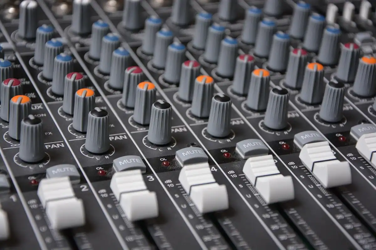 Mixer audio cu cursoare de reglaj, văzut de aproape, pentru dozarea basului, mediilor și înaltelor