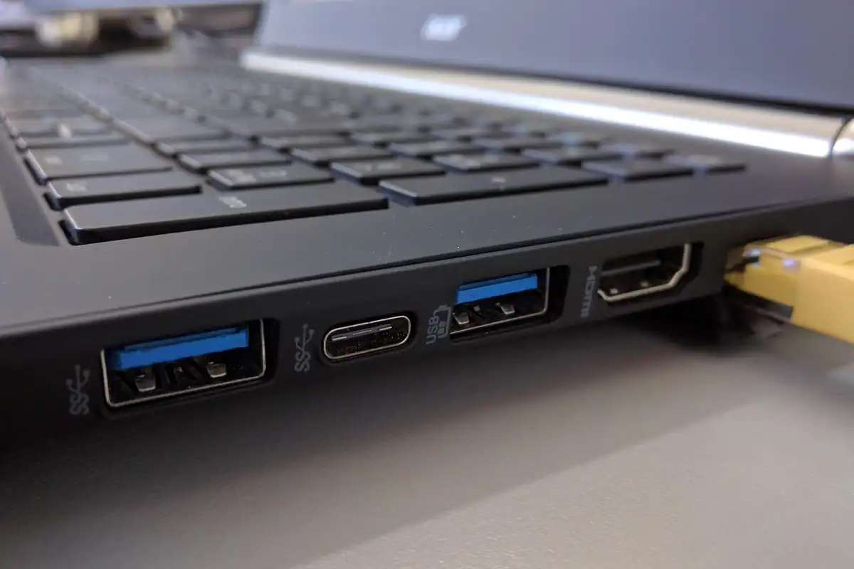 Două încărcătoare USB-C așezate unul lângă altul, cu cabluri și porturi vizibile