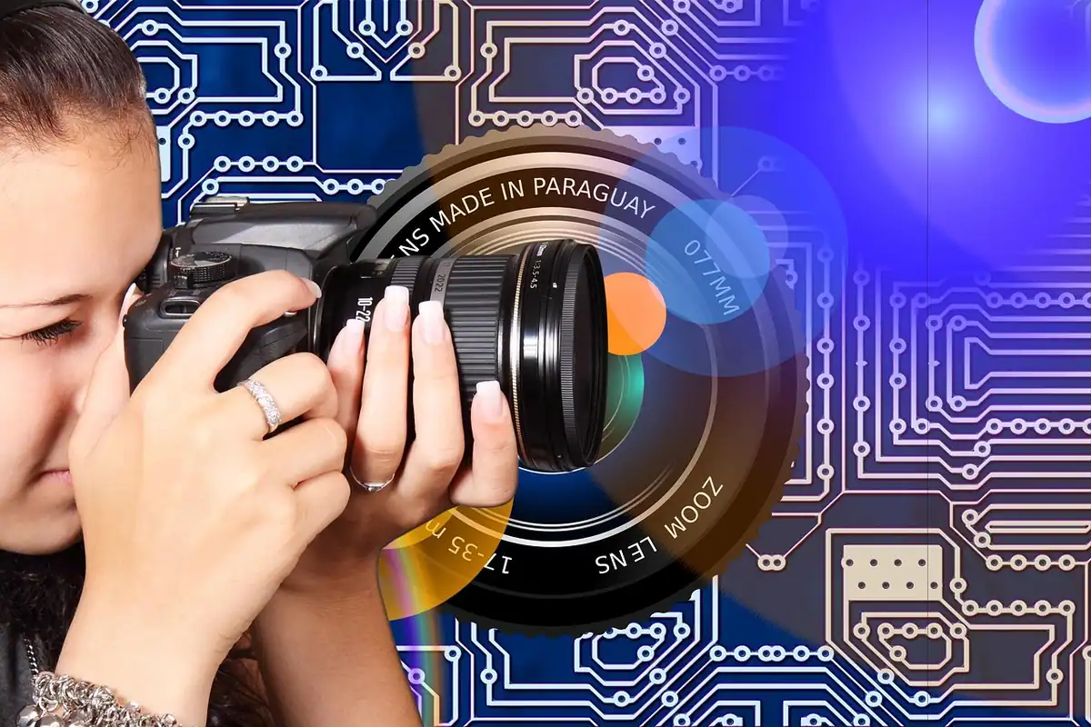 Încărcător desfăcut, cu placa de circuite și componentele interne vizibile de aproape