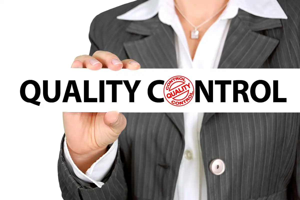 Eticheta unui încărcător cu marcaje de certificare și date tehnice, văzută de aproape