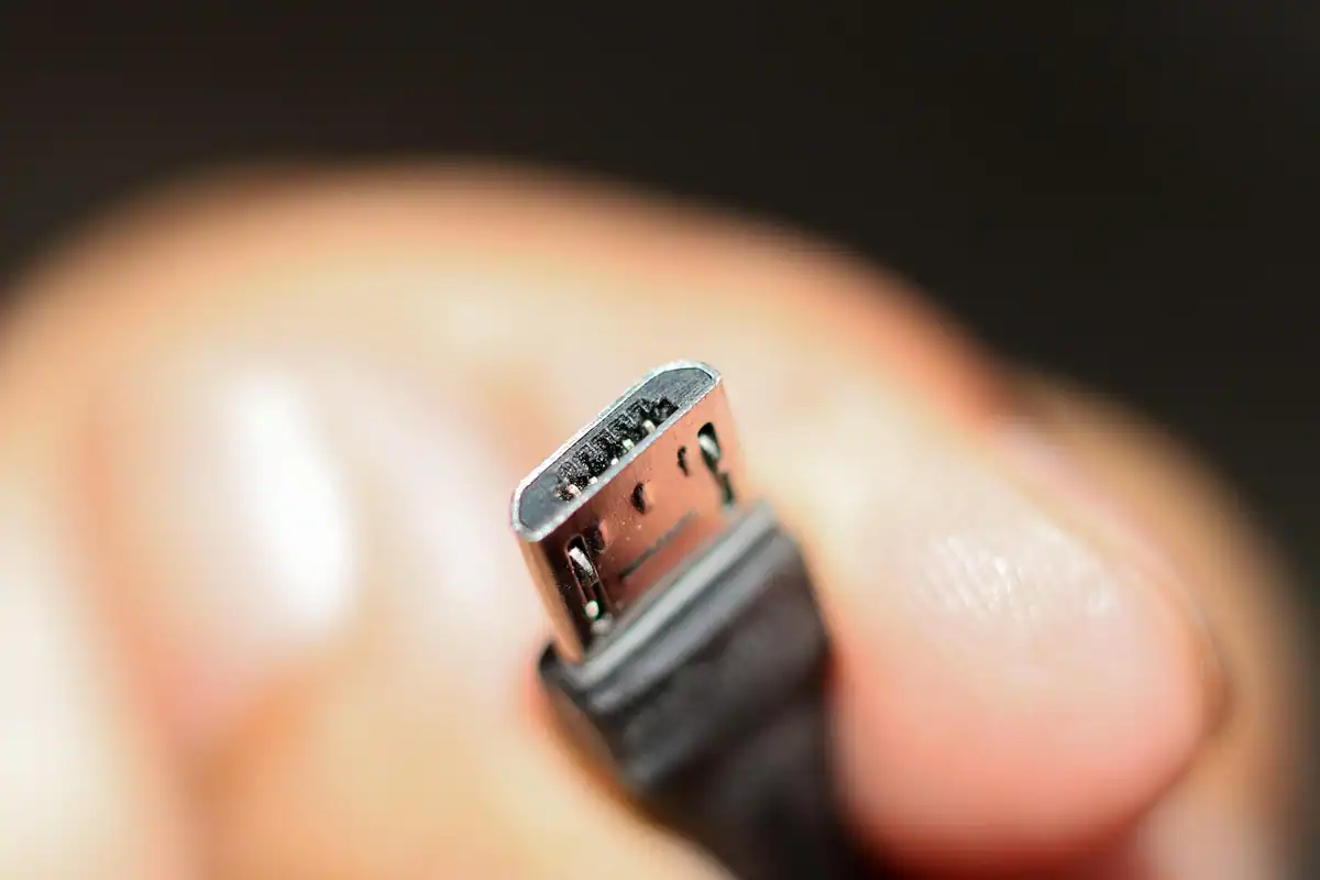 Încărcător USB cu mai multe porturi, cu cabluri conectate la mai multe dispozitive în același timp
