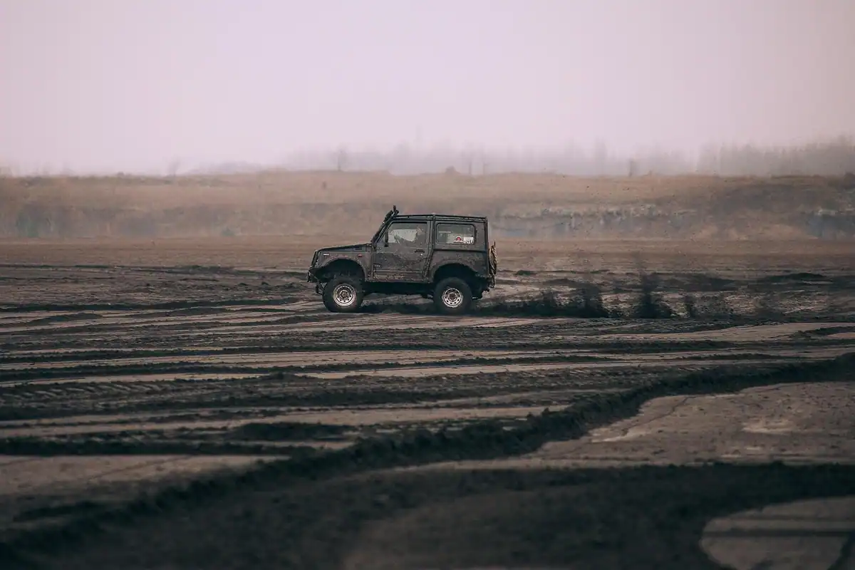 Motor de glisieră pentru perdele, văzut de aproape, montat pe șina din tavan
