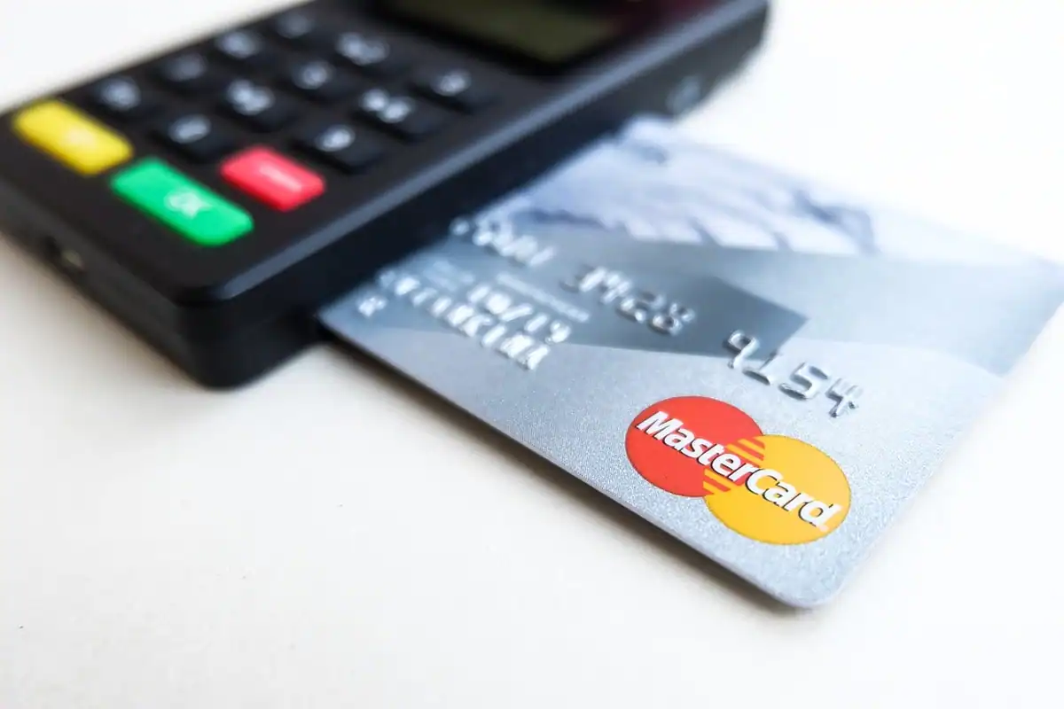 Terminal de plată contactless văzut de aproape, cu zona de atingere pentru card sau ceas