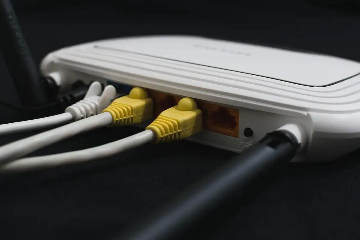 Router WiFi cu cabluri Ethernet conectate, pe care se bazează rețeaua casei inteligente