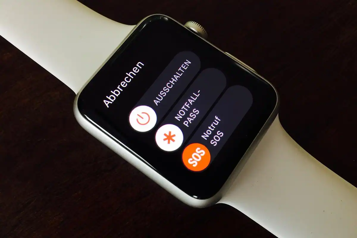 Apel primit pe un smartwatch cu conexiune celulară, afișat pe încheietura mâinii