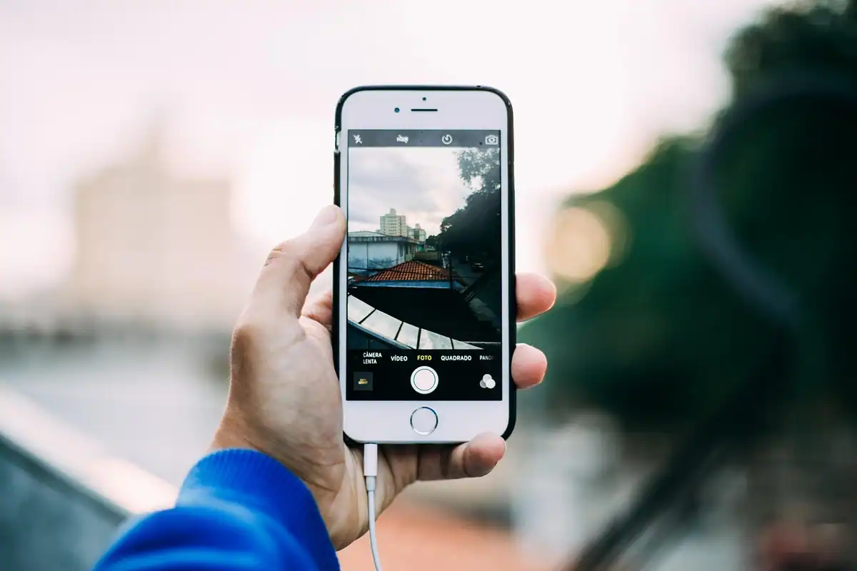 Smartphone care afișează imaginea de la camera de la ușă, văzută în timp real