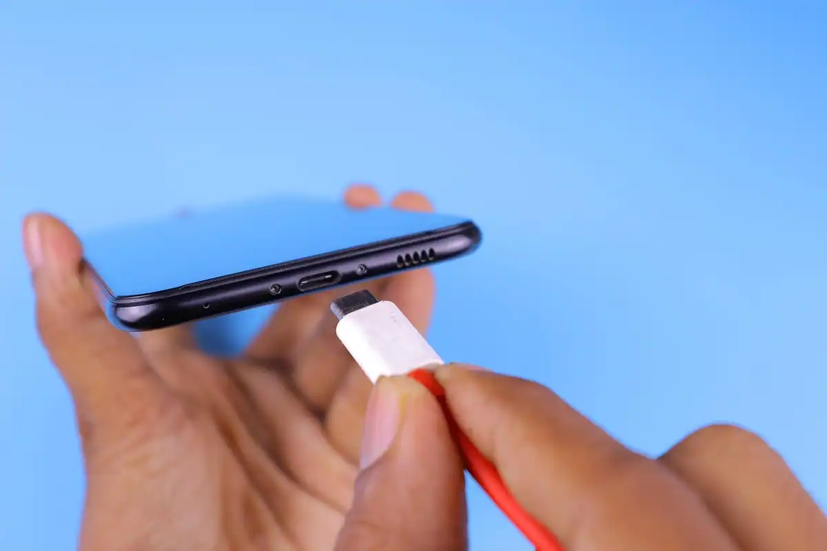 Cablu USB-C conectat la portul unui laptop, pentru transferul rapid de date