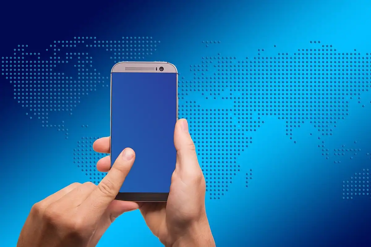 Smartphone cu harta de navigație afișată, în interiorul unei mașini, în timpul călătoriei