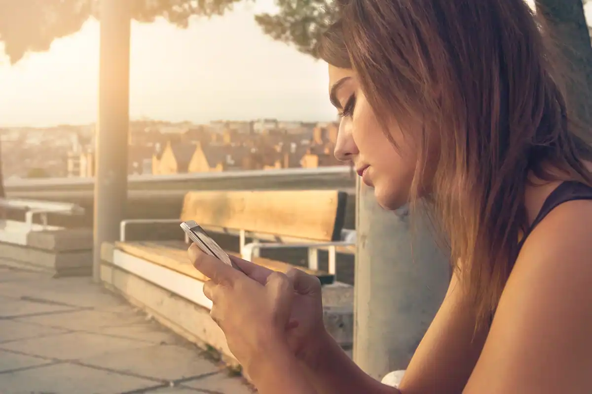 Smartphone fixat pe un trepied în aer liber, pregătit pentru filmare sau fotografiere
