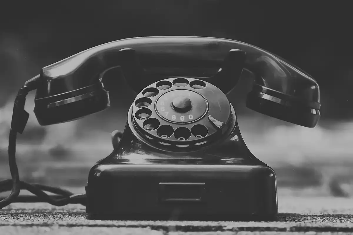 Baterie veche de telefon scoasă din aparat și așezată pe o masă, uzată de ani de folosire