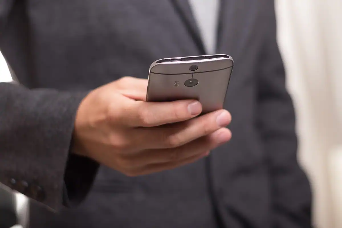 Cursor de volum pe ecranul unui smartphone, văzut de aproape, reglat la un nivel moderat